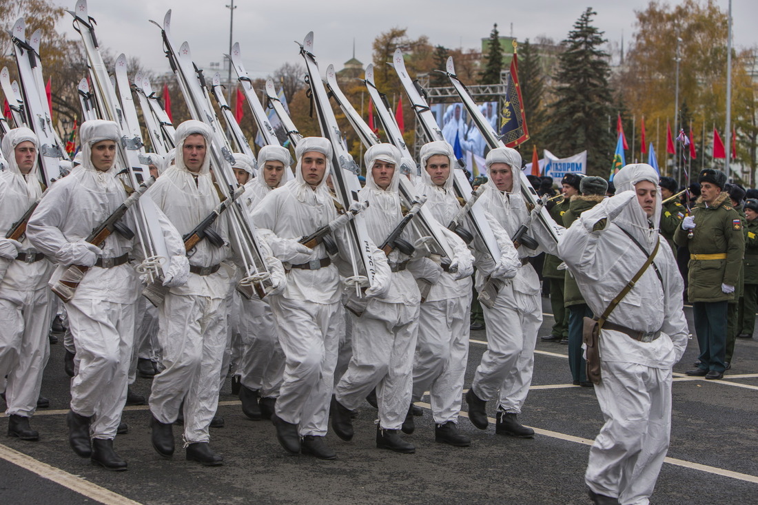 Солдаты в маскировочных костюмах впервые участвовали в параде в 1941 году и произвели большое впечатление на иностранных послов, продемонстрировав готовность Советской армии воевать в любых погодных условиях