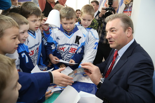 Владислав Третьяк с интересом пообщался с подрастающей хоккейной сменой.