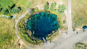 Голубое озеро — уникальный природный объект, его глубина достигает 23 метров