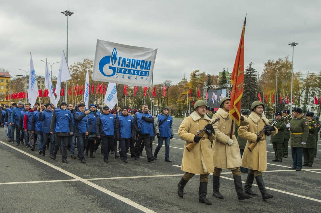 Сотрудники "Газпром трансгаз Самара" прошли в парадном строю
