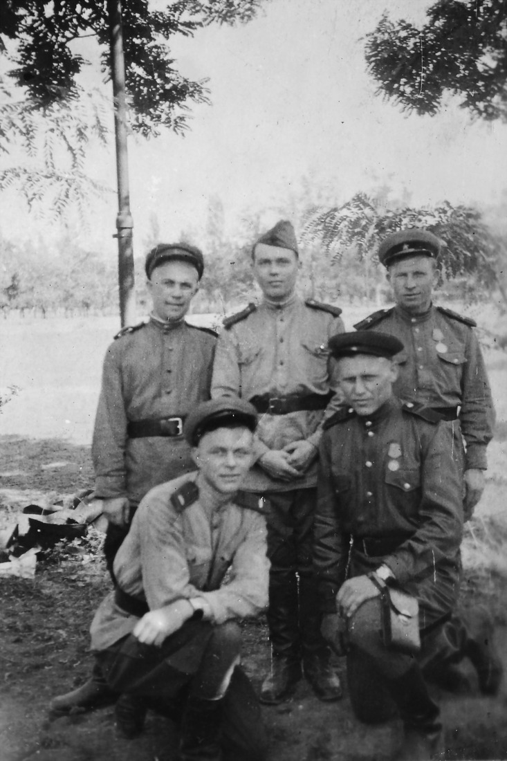 Павел Аношкин (в первом ряду справа), весна 1945 г.