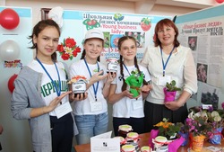 "Юные бизнес леди" выращивают клубнику и варят варенье