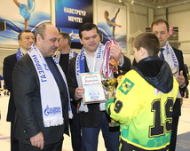 Владимир Субботин, генеральный директор ООО "Газпром трансгаз Самара" (второй слева) вручает медали победителям