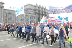 Около 20 тысяч участников собралось на праздничное шествие на центральной площади города