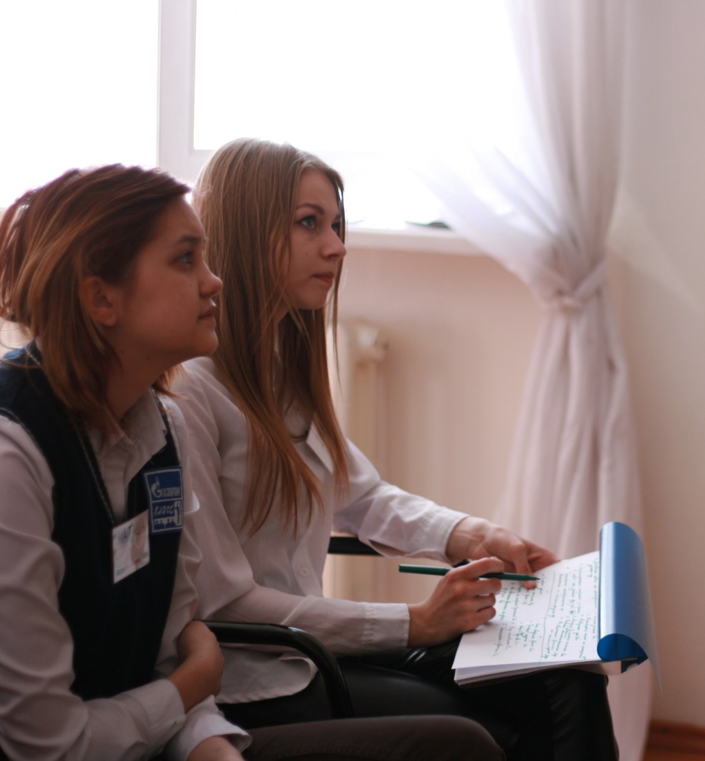 Ученица "Газпром — класса" Дарья Василенко (на фото справа)