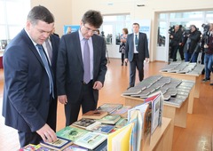 Владимир Субботин и Сергей Филиппов с интересом рассматривали книги, собранные сотрудниками предприятия