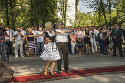 Ретро-вальс  в исполнении солистов ансамбля бального танца «Сеньоры» Татьяны Парфеновой и Евгения Хурина.