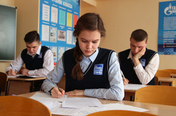 Ученики "Газпром — класса" за выполнением заданий Олимпиады