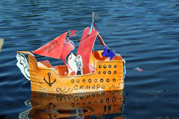 Бумажные кораблики бороздили водные просторы