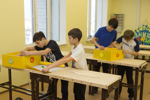 Школьники мастерят ящики для игрушек, которые так нужны в детском саду