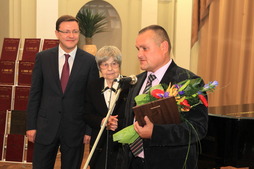 Владимир Плотников (справа) на вручении премии