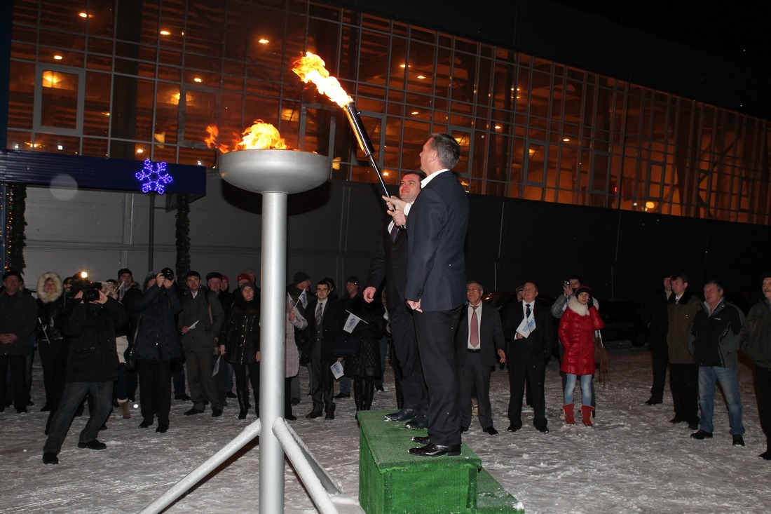 Владимир Субботин (слева) и Дмитрий Шляхтин зажигают огонь «Олимпа»