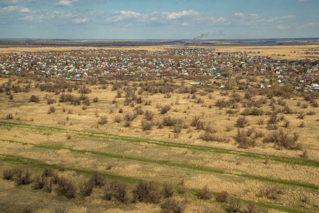 Тепло, исходящее от газопровода, помогает траве расти быстрее. Трубы, проложенные под землей, можно определить не только по знакам, но и по зеленым дорожкам.