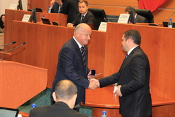 Виктор Сазонов (слева) поздравил Владимира Субботина с победой на выборах