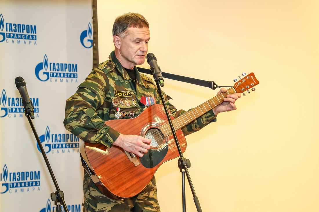 Сотрудник "Газпром трансгаз Самара" Владимир Молчан исполнил несколько солдатских песен