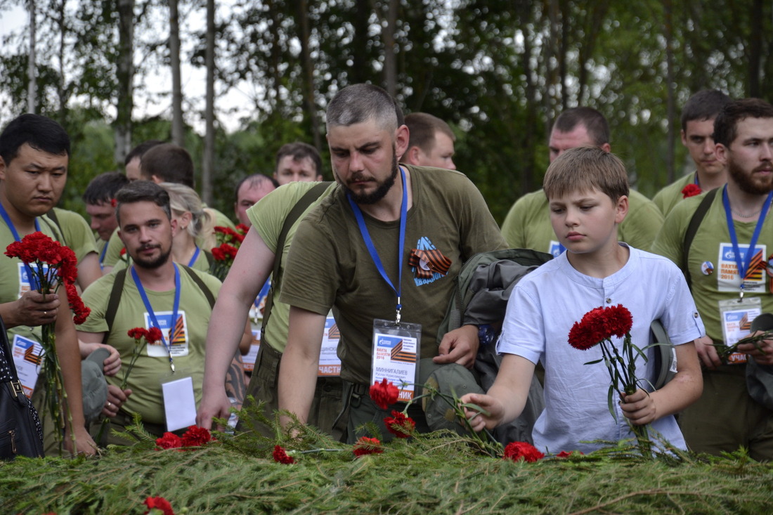 Возложение цветов к новой братской могиле на Барсуках