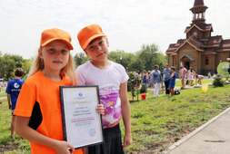 Юные помощницы с сертификатом, удостоверяющим посадку дерева