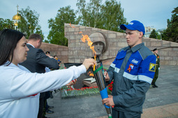 Работник «Газпром трансгаз Самара» Сергей Миронов раздает частицу пламени Вечного огня представителям муниципалитетов — участникам акции «Храним огонь Победы»