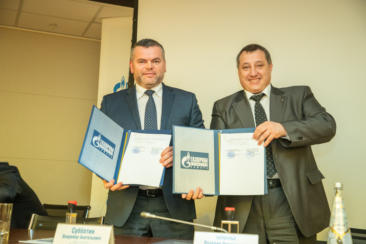 Владимир Субботин и Валерий Шевалье поставили подписи под дополнительным соглашением, которое продлевает коллективный договор предприятия еще на три года.