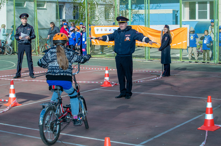 Один из этапов конкурса — навыки управления велосипедом в автогородке
