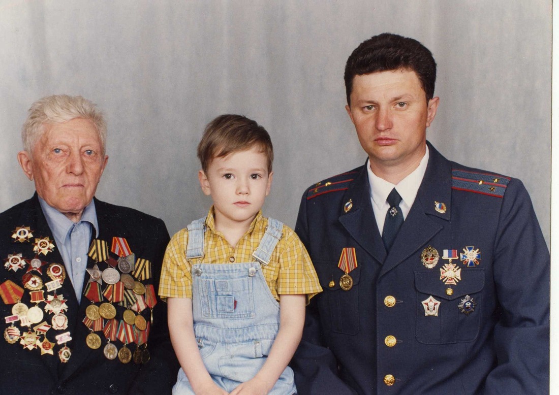 С внуком и правнуком 2003 год (слева направо Константин Яковлевич Николаев, Даниил Белов, Сергей Николаевич Белов)