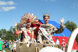 Карнавальное шествие "Световой поток" возглавили Светофея и Светлогор