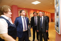 Владимир Субботин (второй слева) осмотрел школьный музей