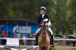 Юные спортсмены преодолевают препятствия на опытных лошадях