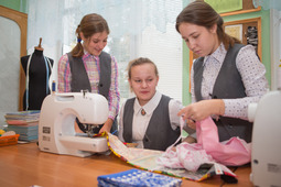 В рамках своего благотворительного проекта школьницы из села Савруха Похвистневского района шьют крестильные наборы