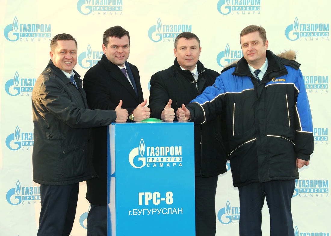 Владимир Субботин (второй слева) на торжественном открытии ГРС №8