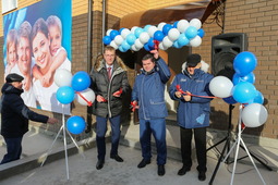 Генеральный директор ООО «Газпром трансгаз Самара» Владимир Субботин (в центре) перерезал красную ленточку