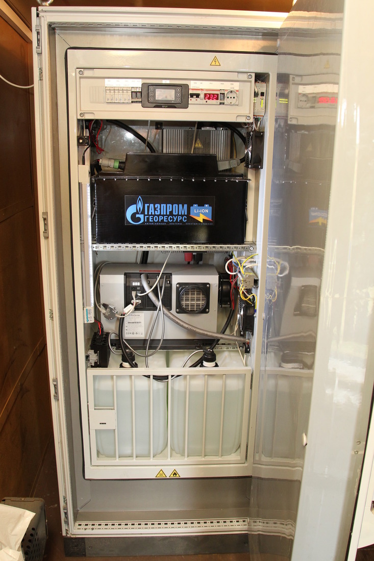 Основное оборудование автономной системы электроснабжения "САЭ-110" легко помещается в небольшой шкаф