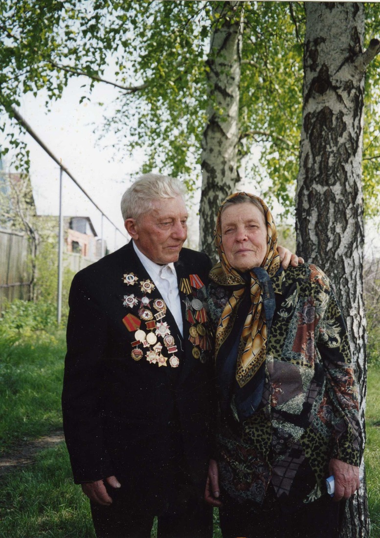 Константин Яковлевич с женой Николаевой Евдокией Михайловной, 9 мая 2005 года