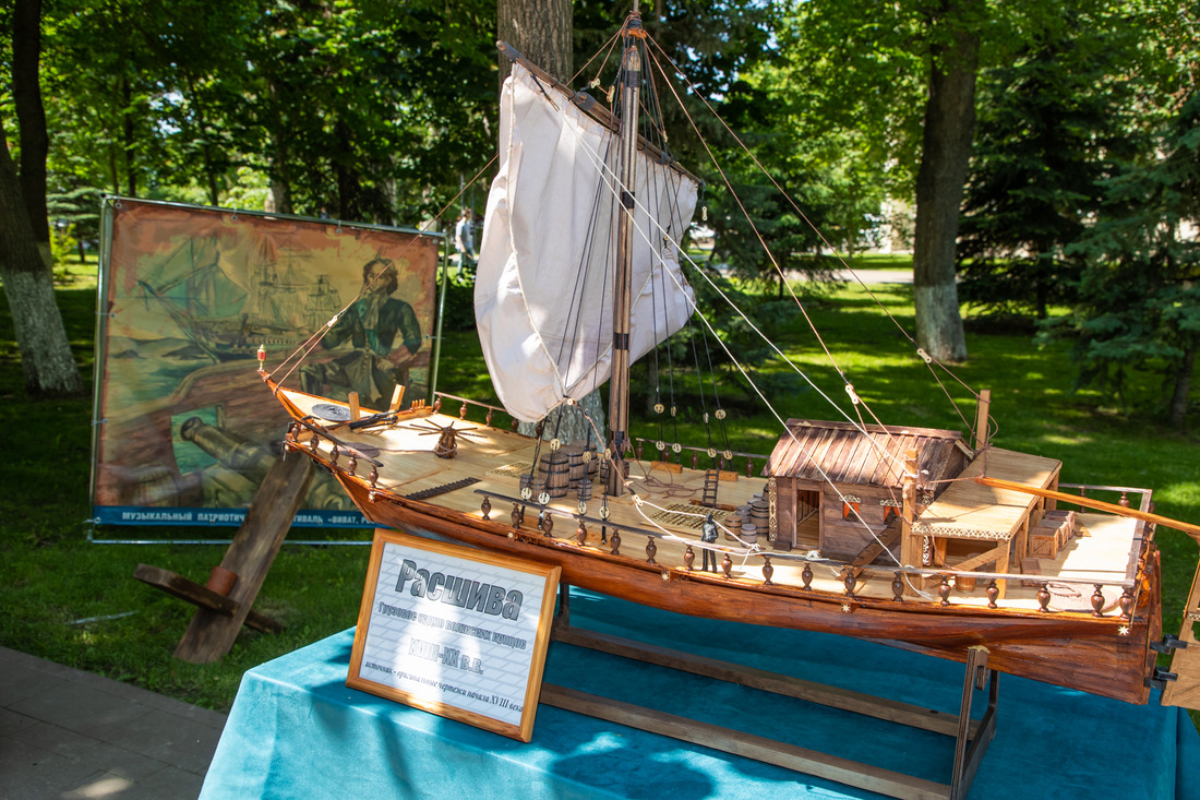 Макет старинного судна был изготовлен специально для фестиваля