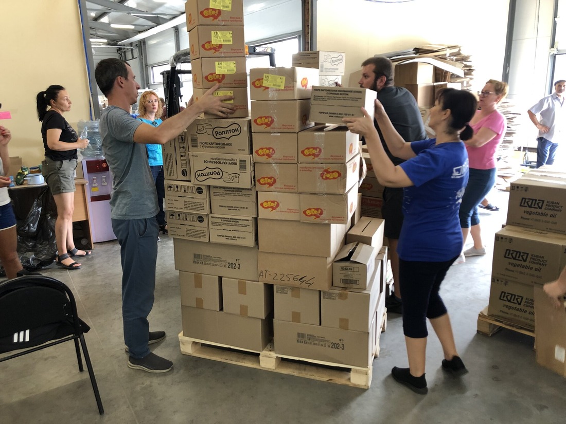 Расфасовать продуктовые наборы помогли волонтеры центра распределения гуманитарной помощи в Ростове-на-Дону