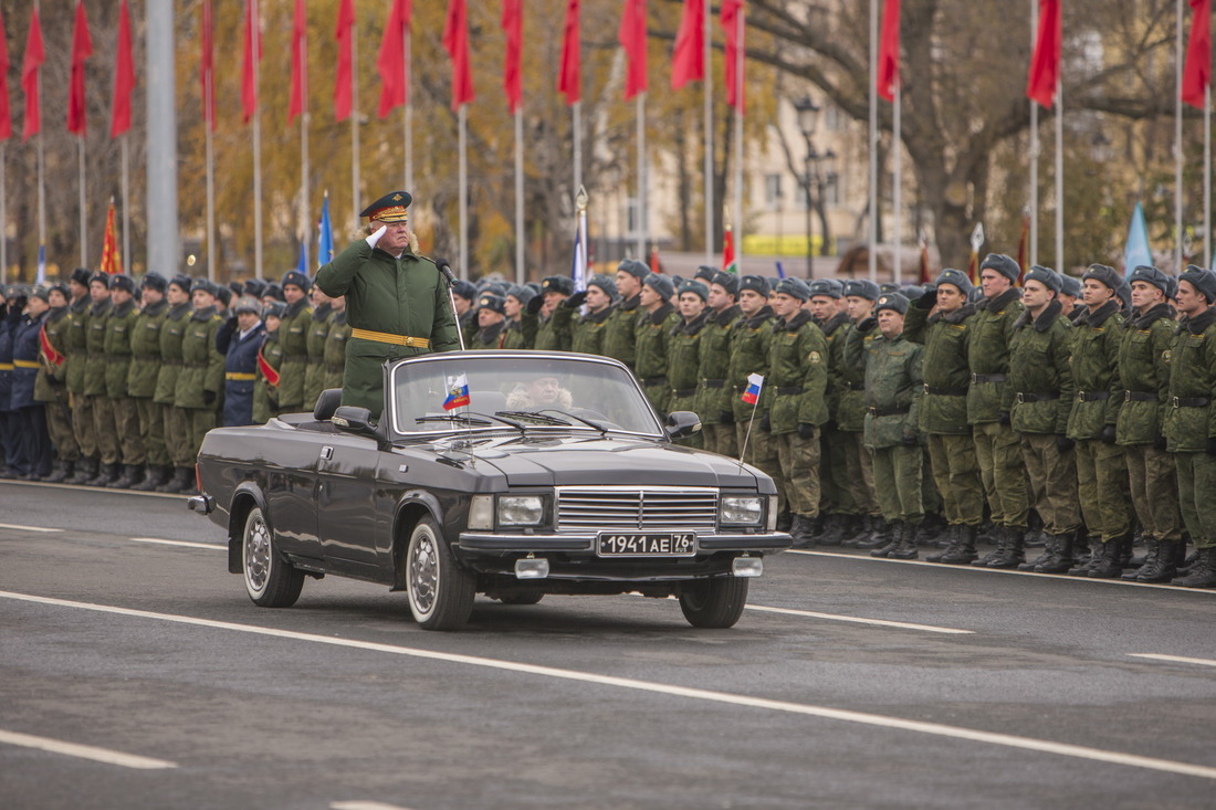 На параде было символично все, даже госномер автомобиля