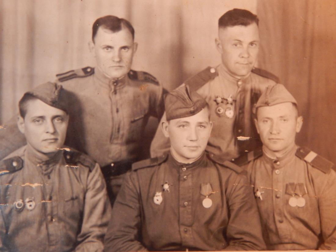 Гавриил Петрович Пирус (в первом ряду справа) с однополчанами