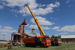 «Газпром трансгаз Самара» помог поднять купол на колокольню храма во имя святых Космы и Дамиана. Село Борискино-Игар Клявлинского района Самарской области.