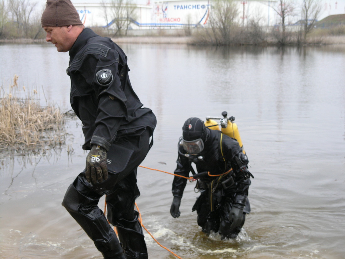 Сотрудники подводно-техническийх работ Самарского управления аварийно-восстановительных работ "Газпром трансгаз Самара" сделали дно озера безопасным для купания