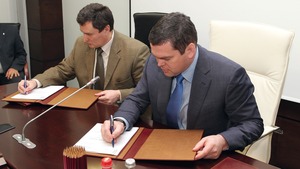 Юрий Тырсин (слева) и Владимир субботин во время подписания коллективного договора предприятия