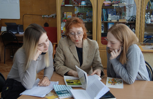 На фото в центре клявлинская писательница Наталья Колмогорова