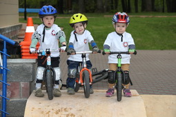 Юные велосипедисты продемонстрировали участникам фестиваля свои умения