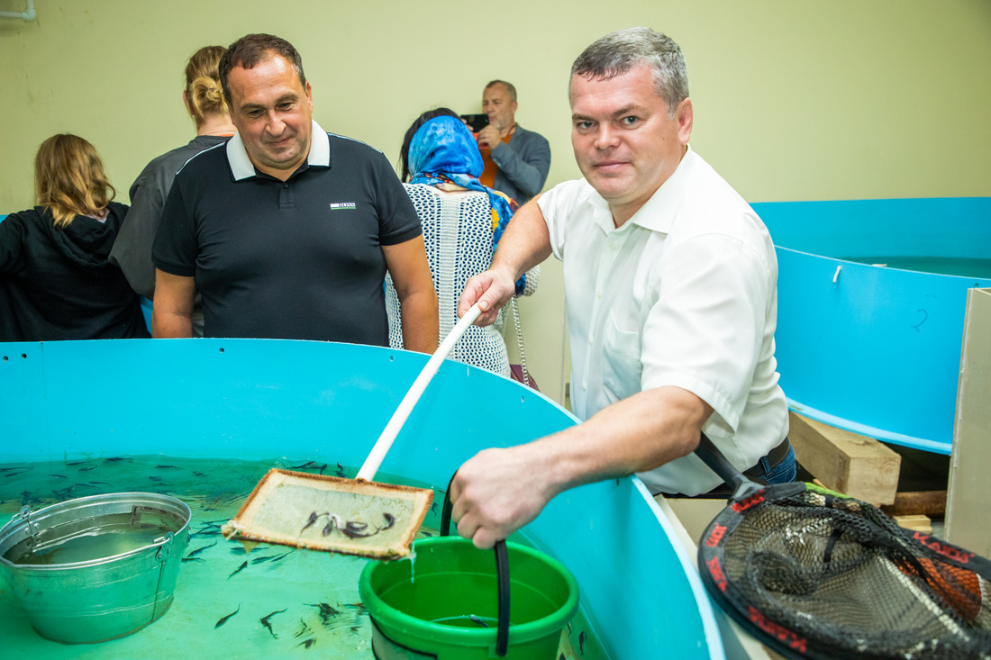 Владимир Субботин (на фото справа) принял участие в акции по выпуску мальков стерляди в Волгу