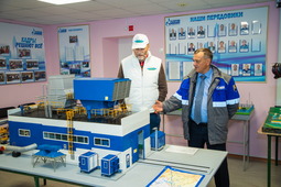Андрей Владимирович Рудой (на фото справа) провел гостям экскурсию по ЛПУ