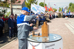 Вечный огонь к монументу привезли в специальной лампаде