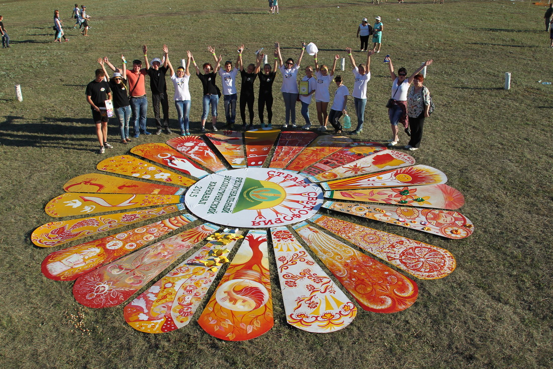 Участники экологического карнавала нарисовали свое собственное солнце