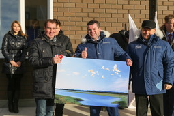 Инженер службы ЛЭС Сызранского ЛПУМГ Александр Донской (слева) получает ключи от нового дома