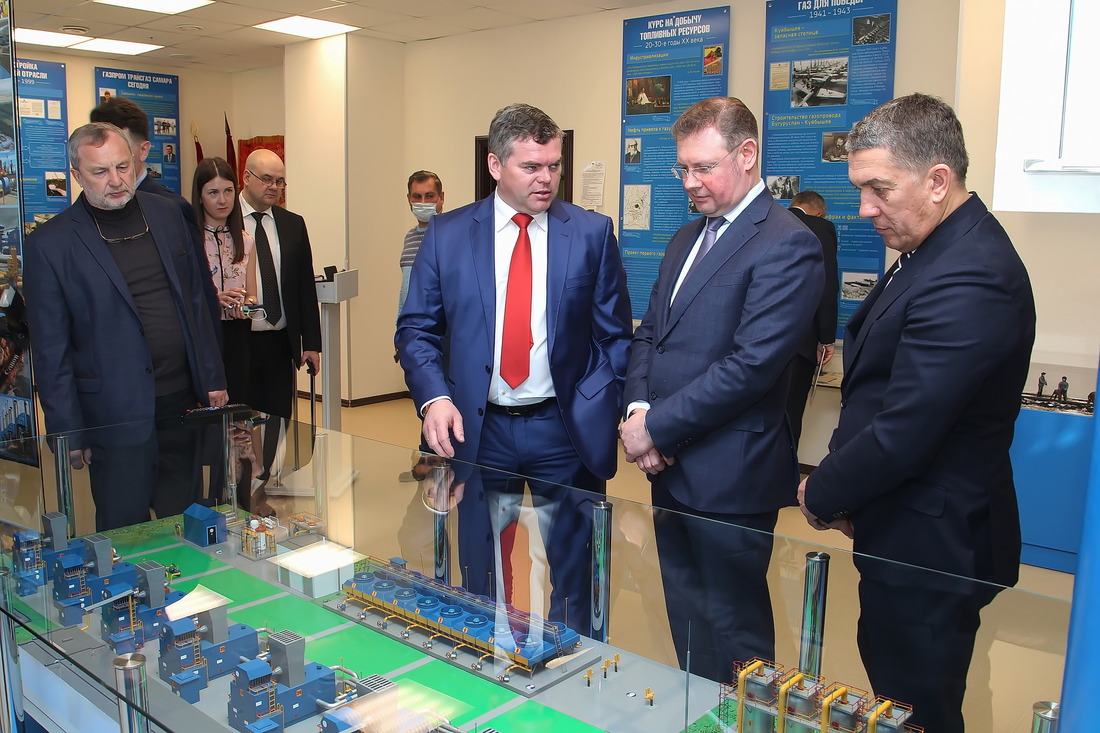 Владимир Субботин, генеральный директор "Газпром трансгаз Самара" (на фото третий справа) в корпоративном музее истории предприятия